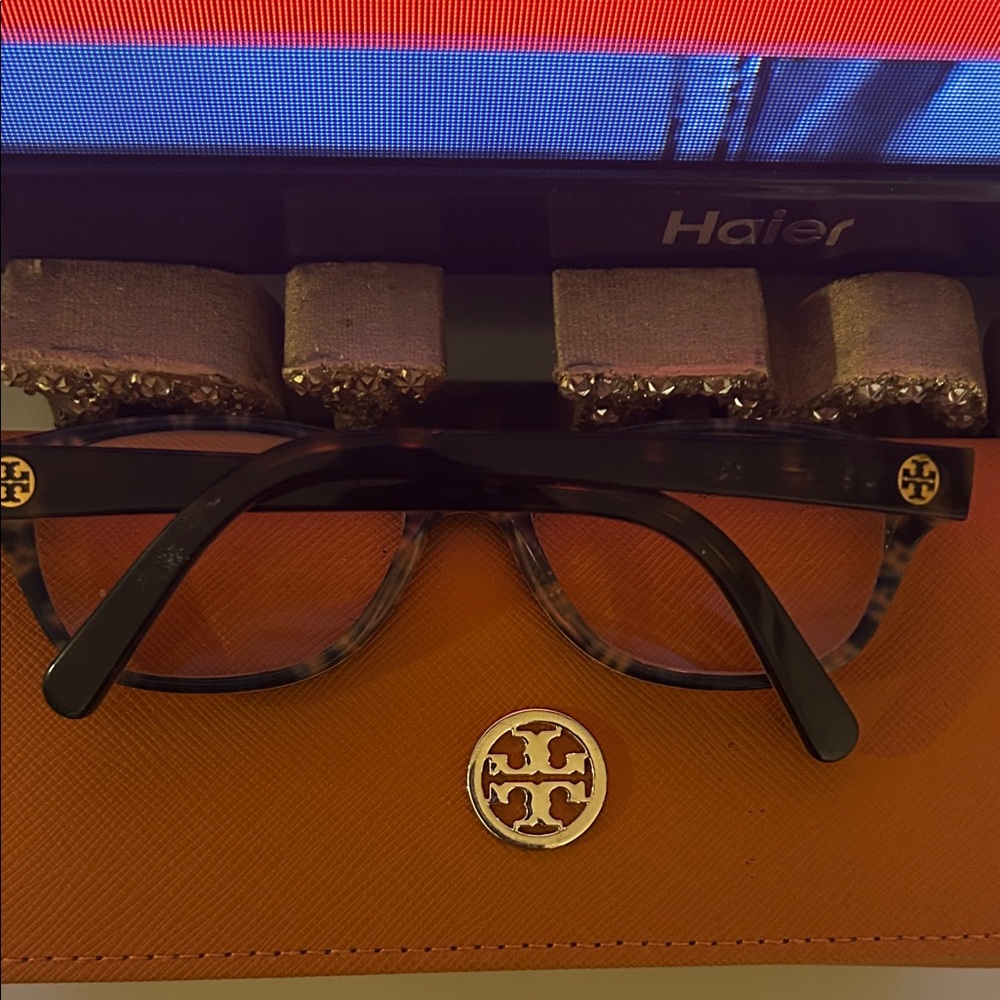 Tory Burch Orange Leather Sunglasses Case with Tortoiseshell Frames - Picture 3 of 10